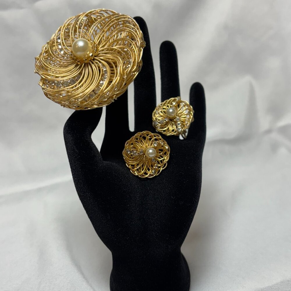 Vtg UNUSUAL white faux pearl gold tone metal rope swirl Brooch Earrings Set